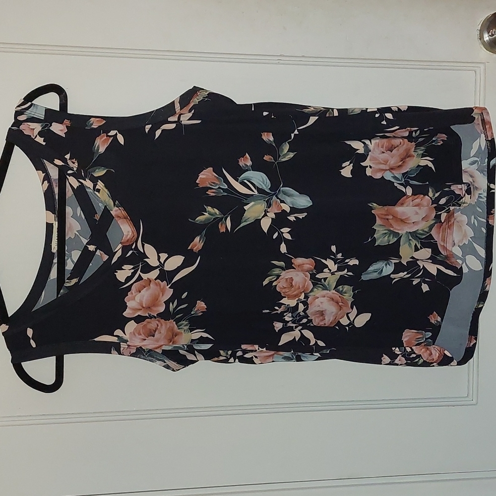 Viamor Flowy Floral Tank Top w/ Criss-Cross Front Detail size large